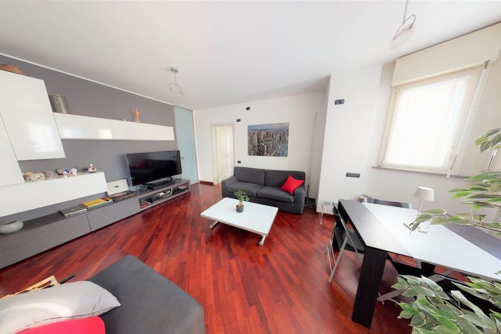 Apartment+Garage Near Novegro Exhibition/Linate เซกราเต ภายนอก รูปภาพ